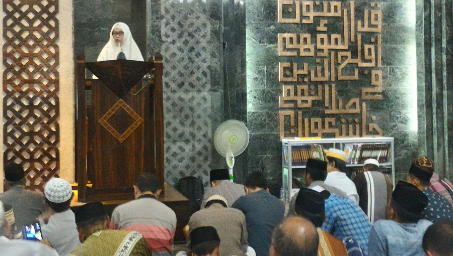  Rektor UIM Ceramah Tarwih di Masjid Al Markas Makassar