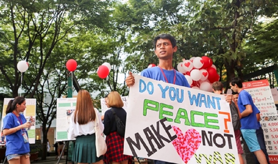 Yogi Iskandar saat kampanye perdamaian dunia di Seoul, Korea Selatan, Agustus 2015 lalu.