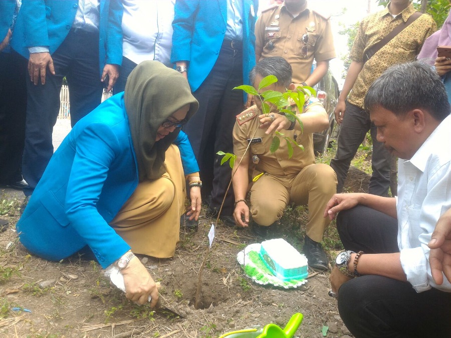 Rektor UIM Bersama Mahasiswa KKN Tanam 1500 Pohon