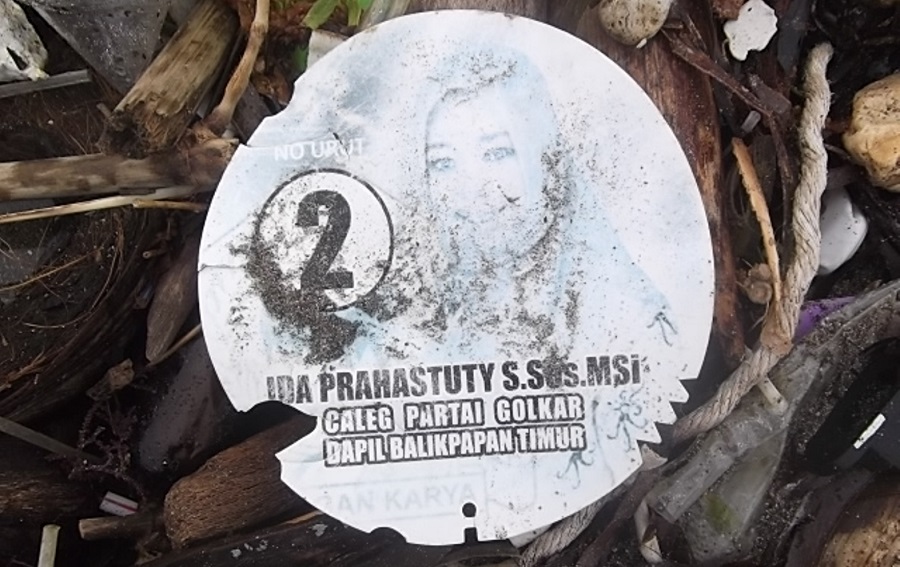 Sebuah kipas plastik atas nama Ida Prahastuty